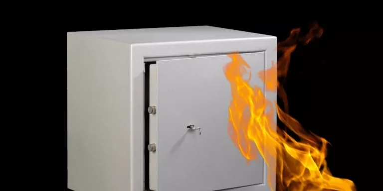 Gecertificeerde brandwerende en inbraakwerende kluis met elektronisch codeslot, verankerd in een muur.