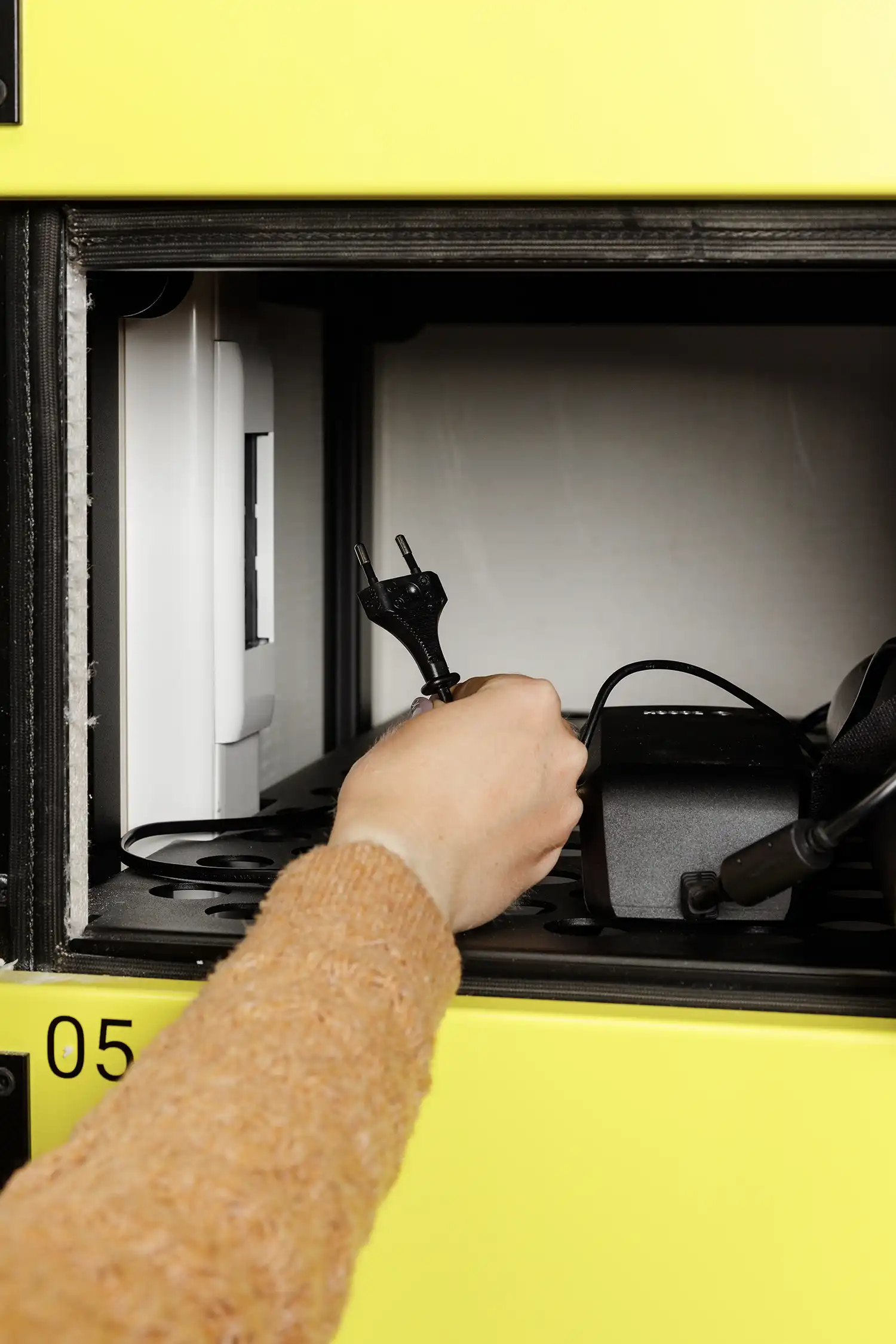 Elektrische fietsen en steps opladen in de ondergrondse parking: waarom LOXXER-lockers de veilige oplossing zijn 5 Interieur van een afzonderlijk afsluitbaar compartiment van de LOXXER LOX12 laadlocker met stopcontact en sleutel