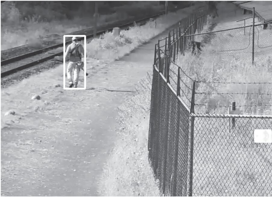 AI-camerabewaking 4 Camera detecteert een persoon aan een afsluiting